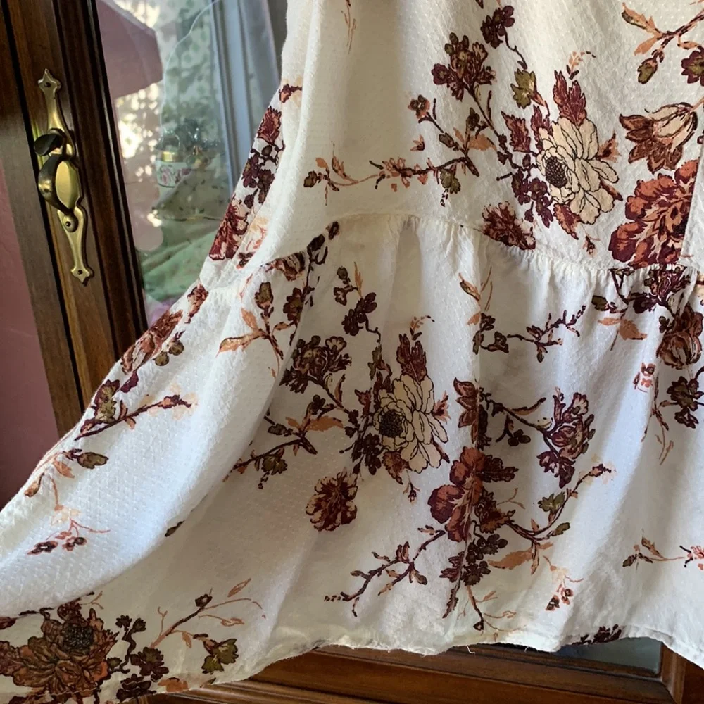 Full🤍Tilt floral rayon blouse with soft floral colors. GUC. No noted flaws. - Picture 6 of 8